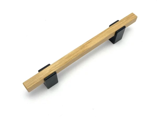 Nábytková úchytka Nela dub lak/černá 512 mm